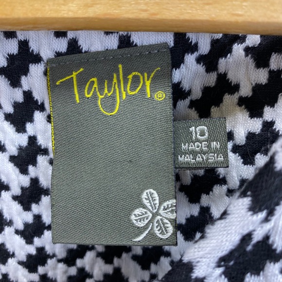 Taylor Women's Black White Houndstooth Fit Flare Dress Size 10 Cap Sleeve V Neck - Picture 4 of 11